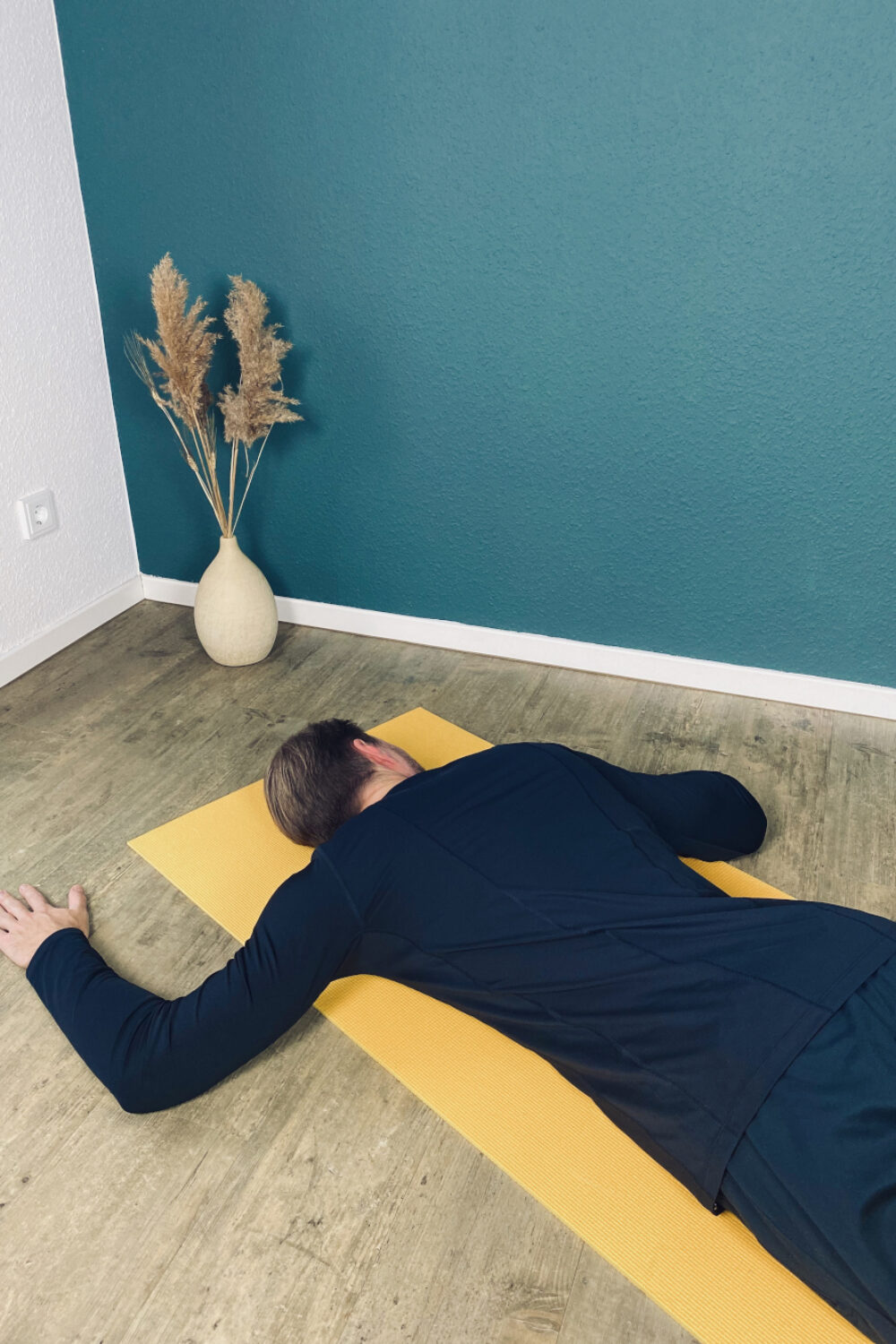 burning-pain-between-shoulder-blades-exercise2-step1 burning pain between shoulder blades relief stretches exercise 2 step 1