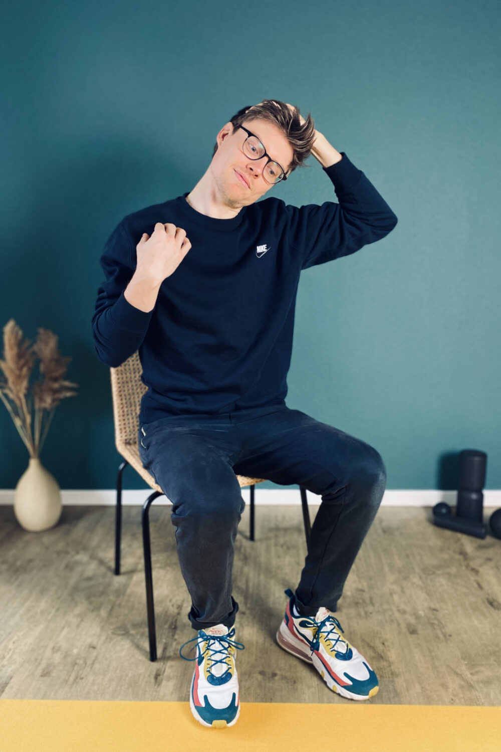 neck pain and stretching exercise 4 step 3